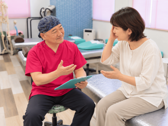 日常生活で困っていることの確認をする院長