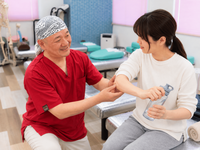 仕事・家事・スポーツでの腕の使い方を確認している様子