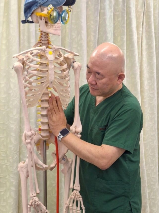 患者説明をする院長