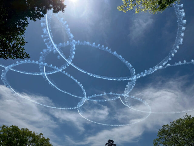 ブルーインパルスによる展示飛行
