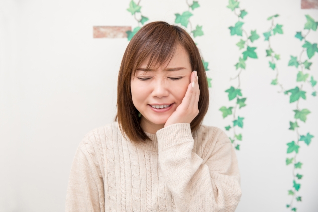 口を開けると左顎が痛く開けにくい